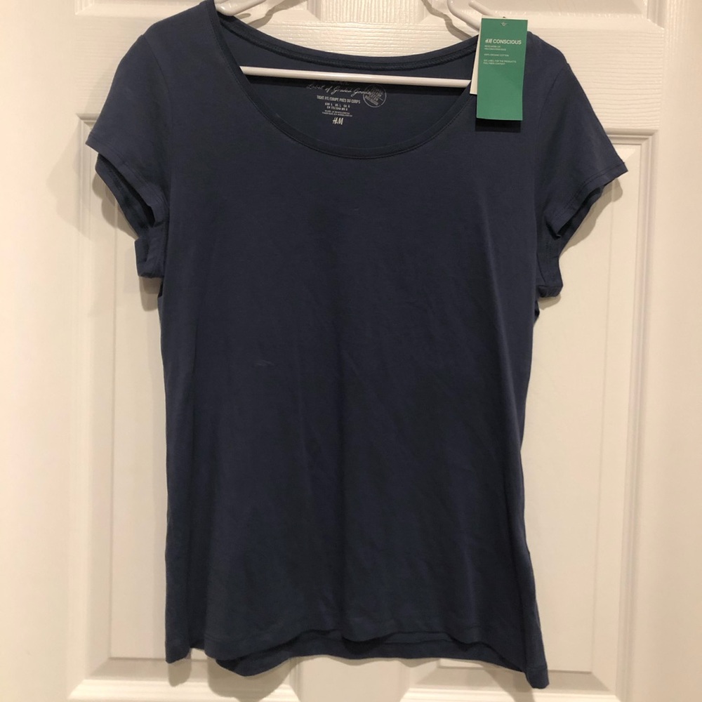 🚨4 FOR $25 🚨 H&M LOGG T-shirt
